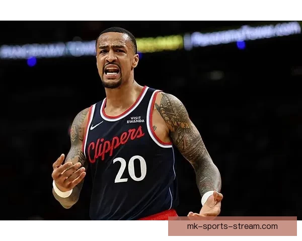 约翰-科林斯与大洛抢板时发生碰撞 已返回更衣室接受检查